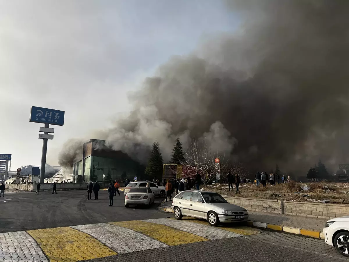 Kayseri’deki Mobilya Fabrikasında Yangın Çıktı